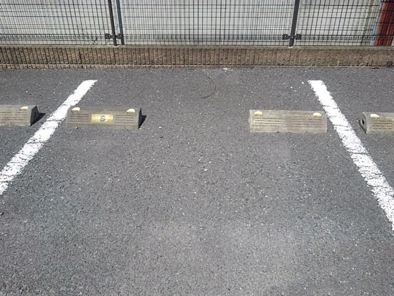 レオパレスポラリス 駐車場