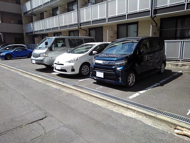 レオパレスグルーデテンポ 駐車場
