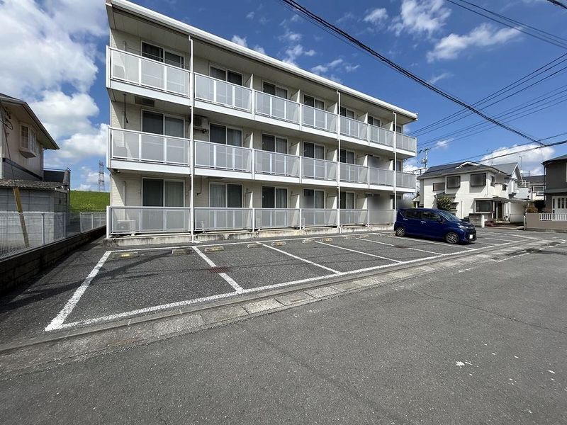 レオパレスルチェンテ 駐車場
