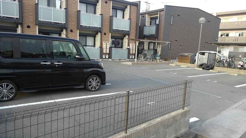 レオネクストポムールⅡ 駐車場