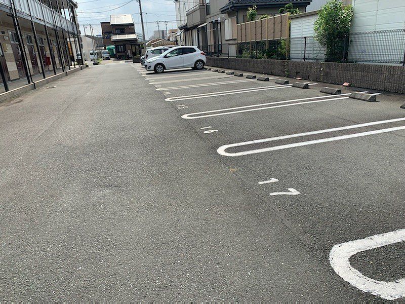 レオパレスサンセール 駐車場