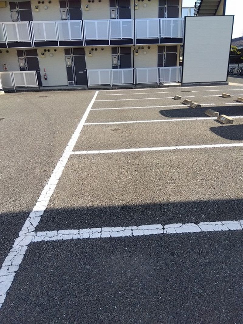 レオパレスアマデウス 駐車場
