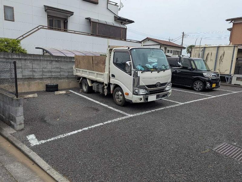 レオパレスリバストン 駐車場