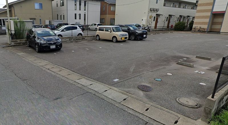 レオパレスグランドソレーユ 駐車場