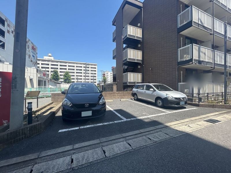 レオパレスクローバー 駐車場