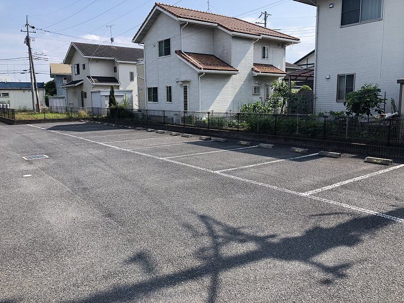 レオパレス野の花 駐車場