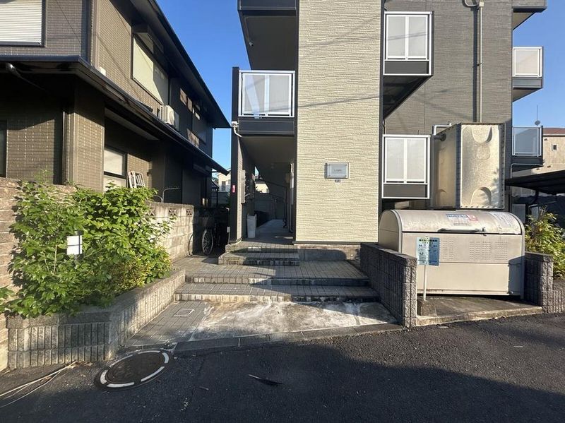 レオパレスしろがね エントランス