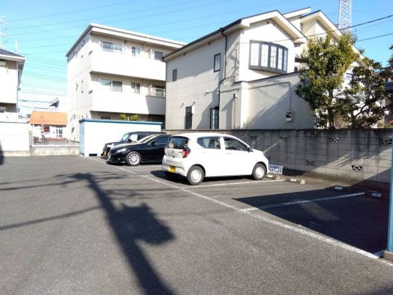 レオパレスひびき 駐車場