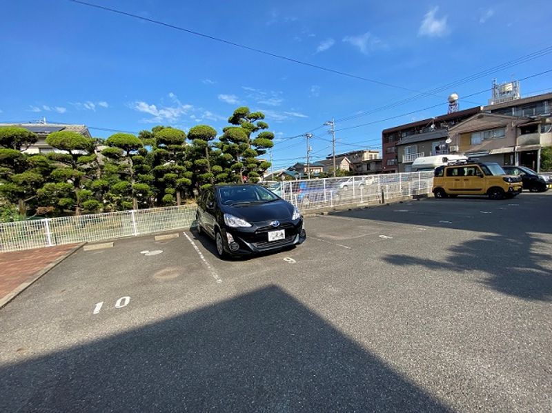 レオパレスシャルマン 駐車場