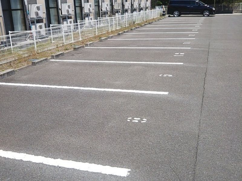 レオパレスマイファミーユ 駐車場