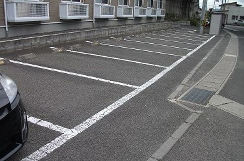 レオパレスサーンクタカダ 駐車場
