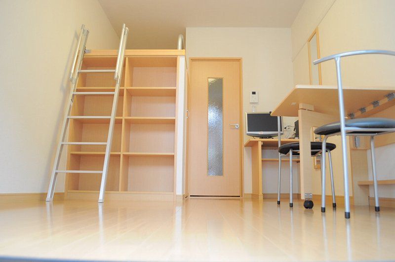 レオパレス祢宜町 居間