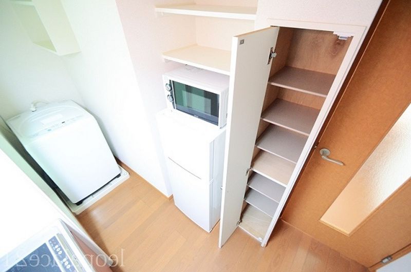 レオパレス西町 収納