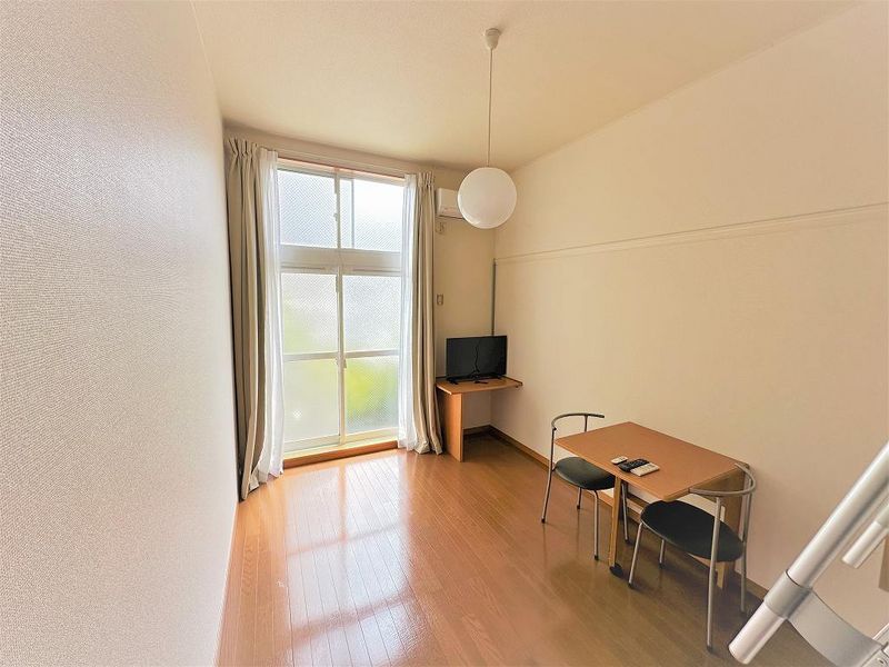 レオパレス梅山ヒルズ 居間