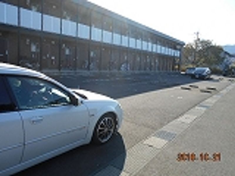 レオパレスステラ 駐車場