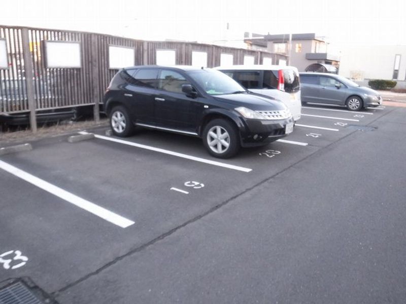 レオパレスラフェスタＢ 駐車場