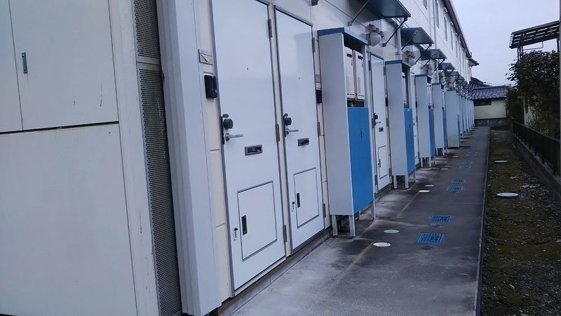 レオパレスまほろば 玄関