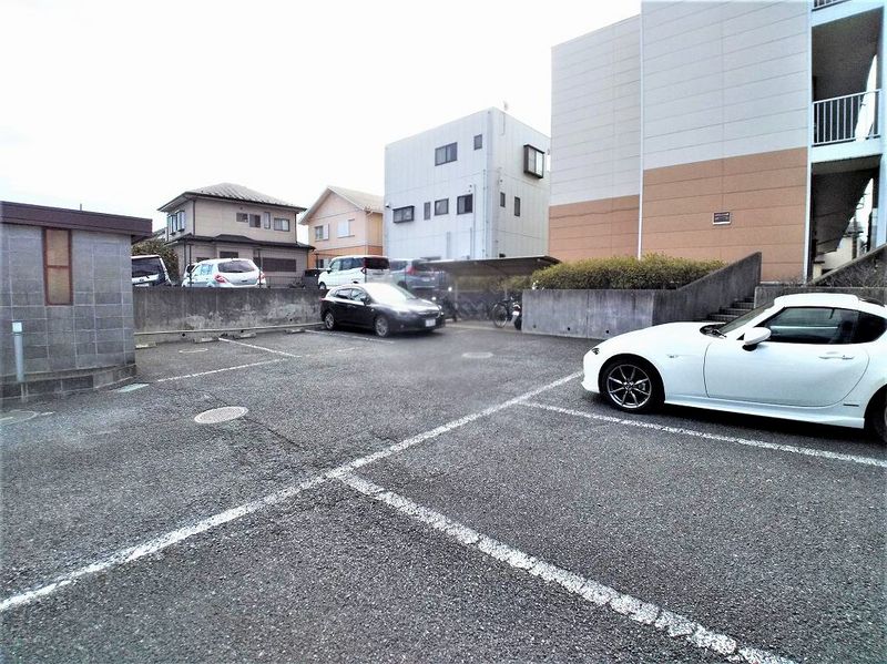レオパレスルミエール０２ 駐車場