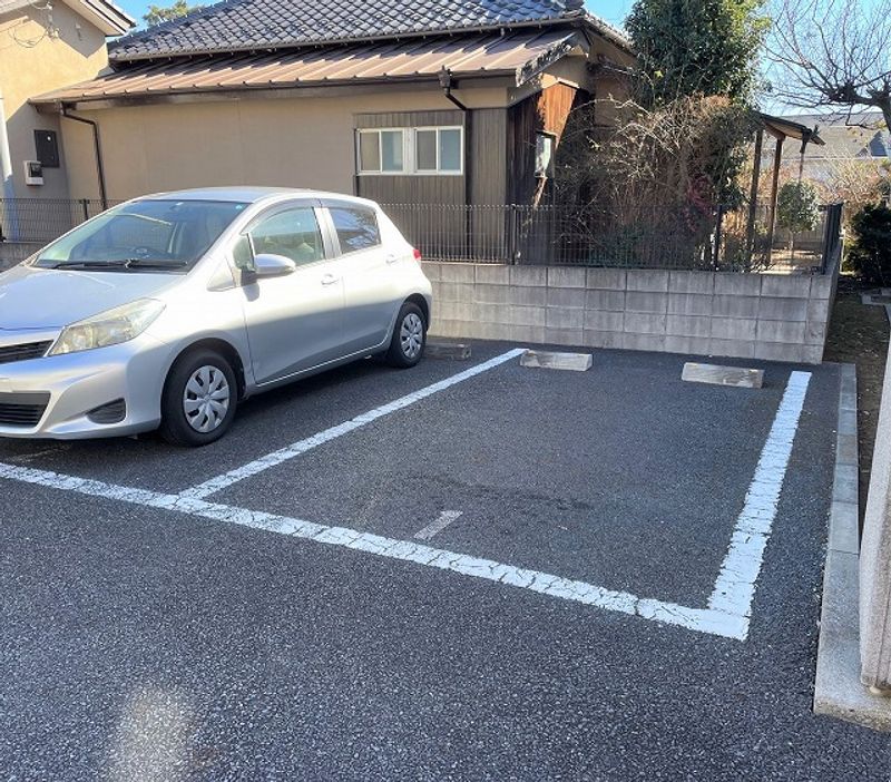 レオパレスアカシア 駐車場