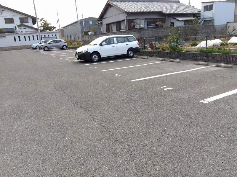 レオパレスやまきた 駐車場
