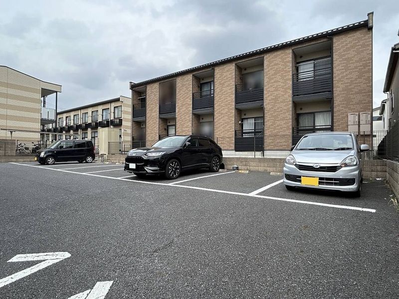 レオパレスシャルム 駐車場