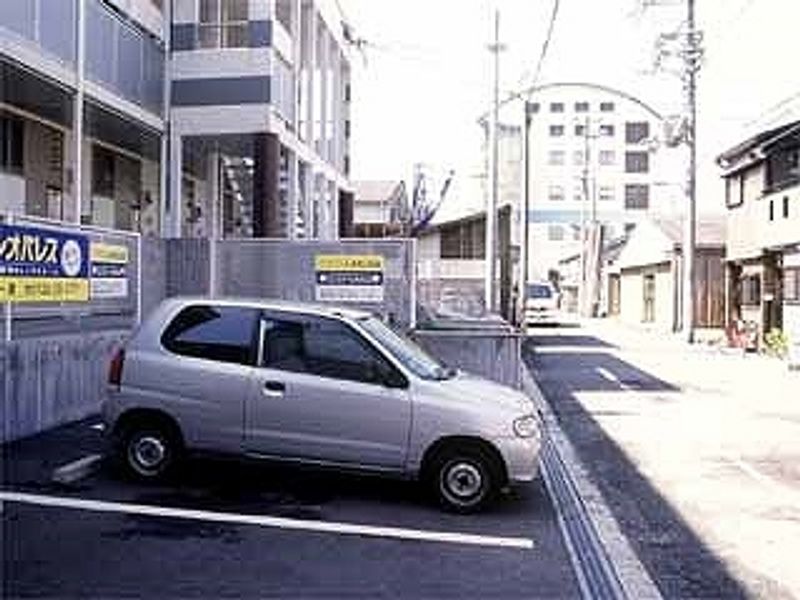 レオパレス鷹合 駐車場
