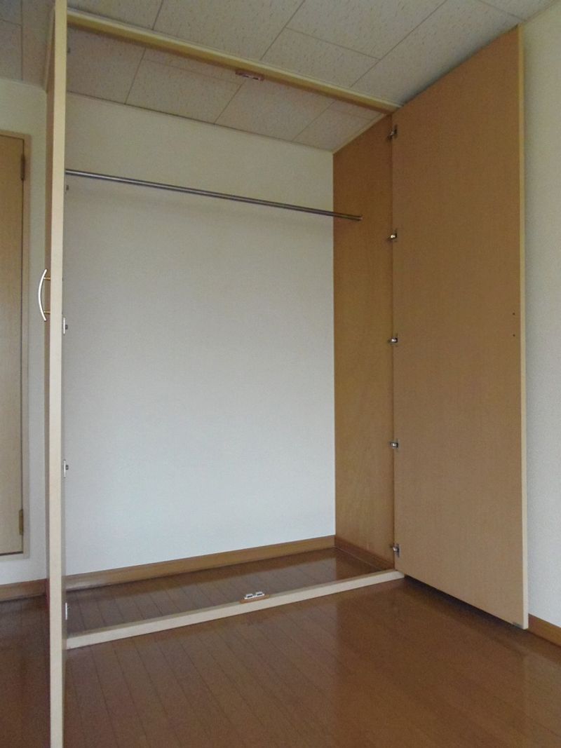 レオパレス中川２４５ 収納