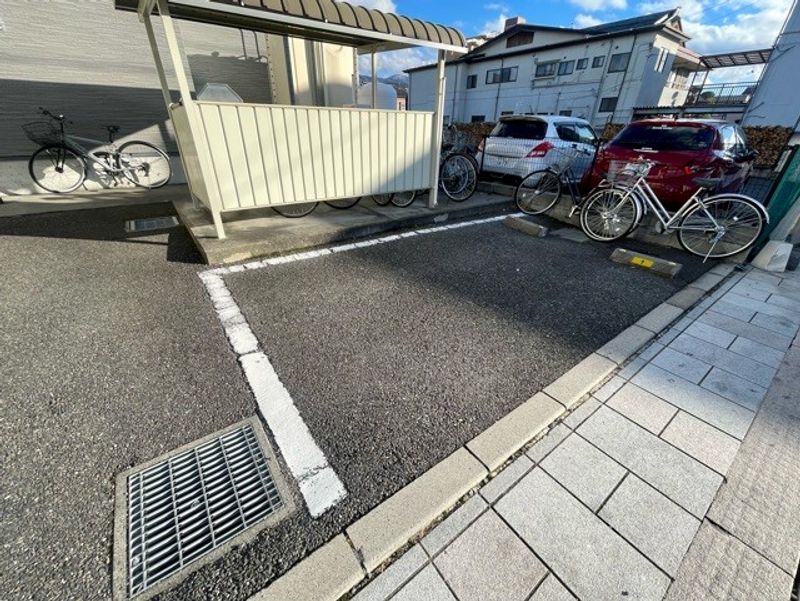 レオパレスカーマ９２９ 駐車場