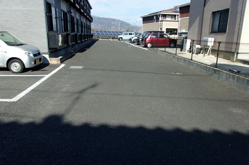 レオパレスラ　ポム　ウルーズ 駐車場