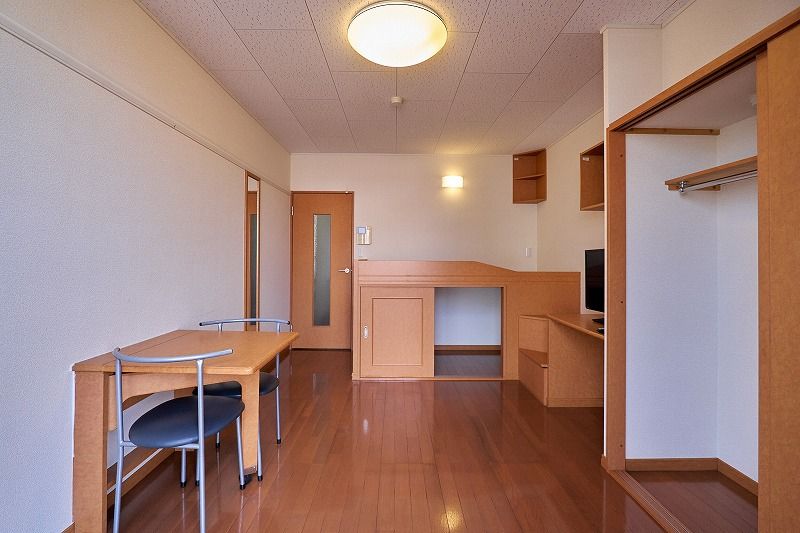 レオパレス渚 居間