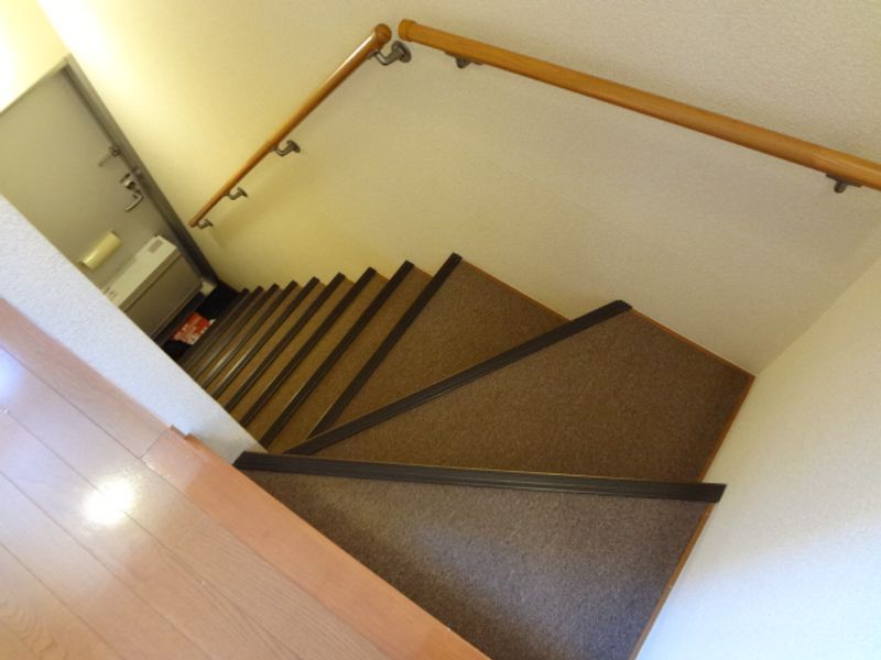 レオパレスなぐり 玄関
