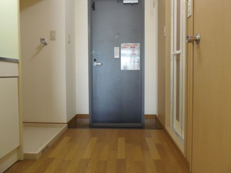 レオパレス中川２１６ 玄関