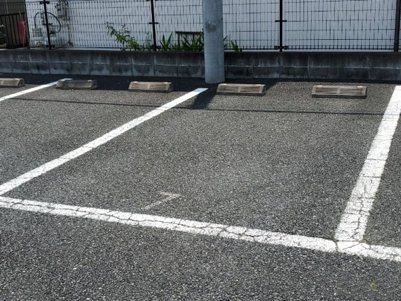 レオパレスアベニューⅢ 駐車場