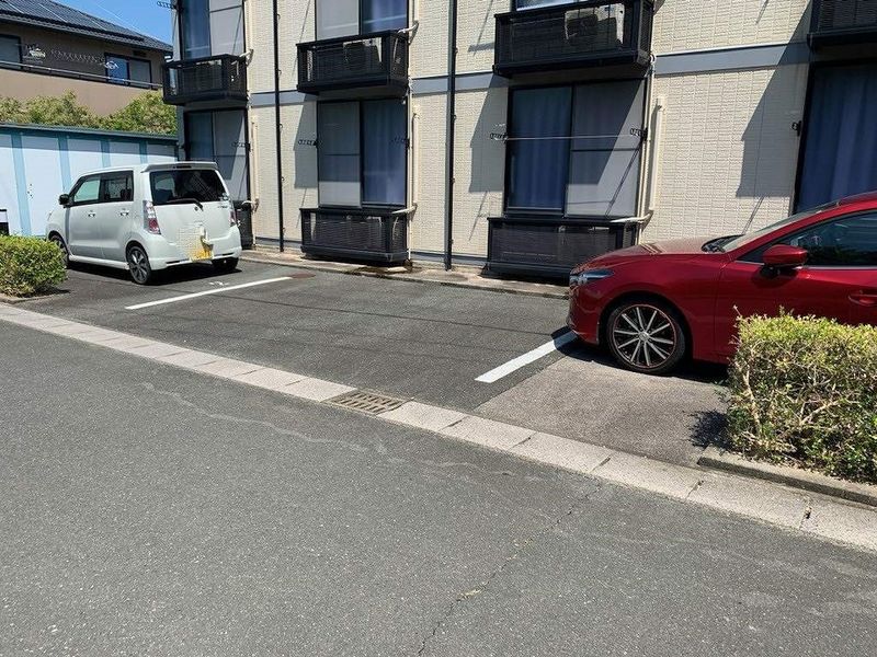 レオパレスＥＩＧＨＴ 駐車場