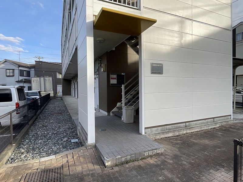 レオパレス光壱番館 エントランス