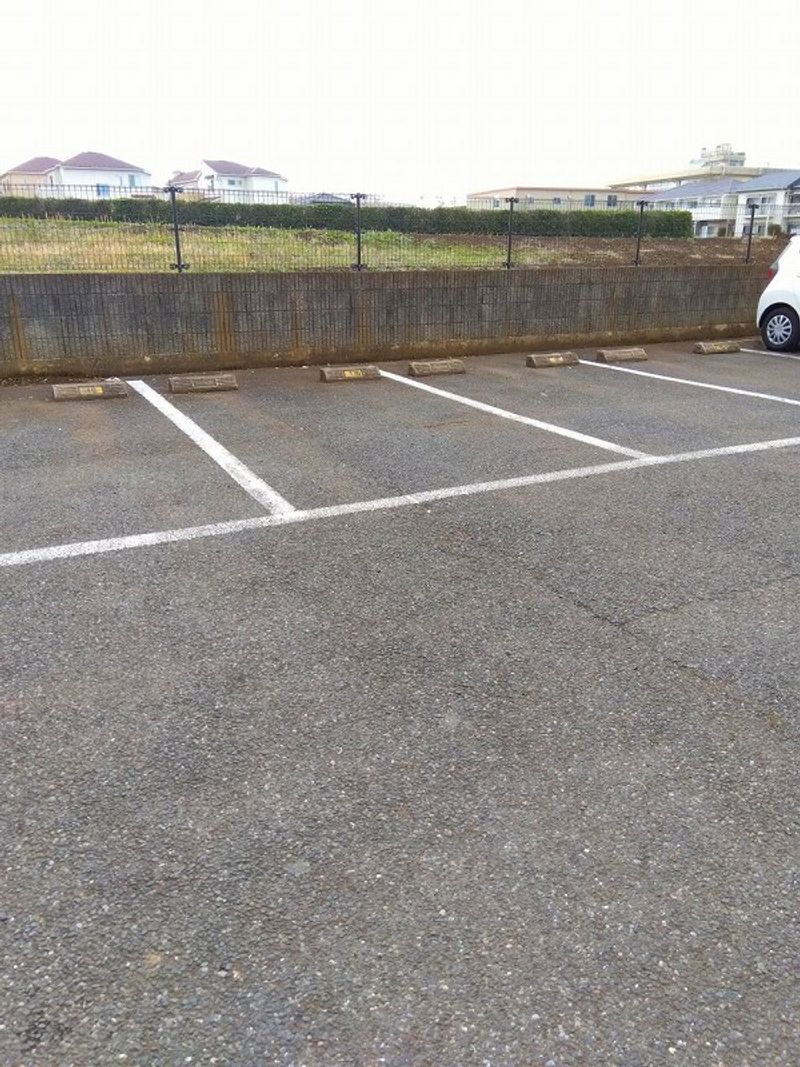 レオパレスＫＡＳＨＩＷＡ 駐車場