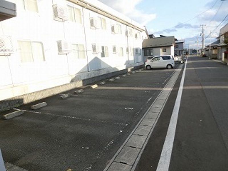 レオパレスアーカンジェル 駐車場
