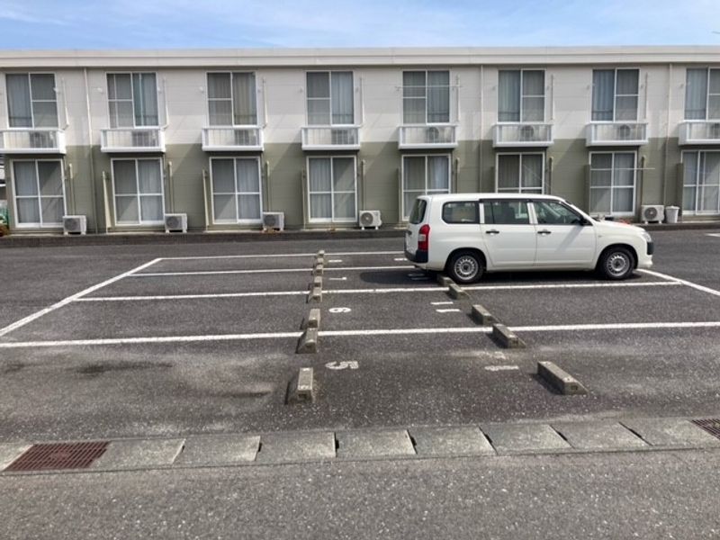 レオパレスグランドホープ 駐車場