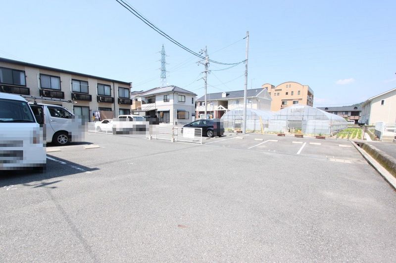 レオパレスコンフォート東野 駐車場