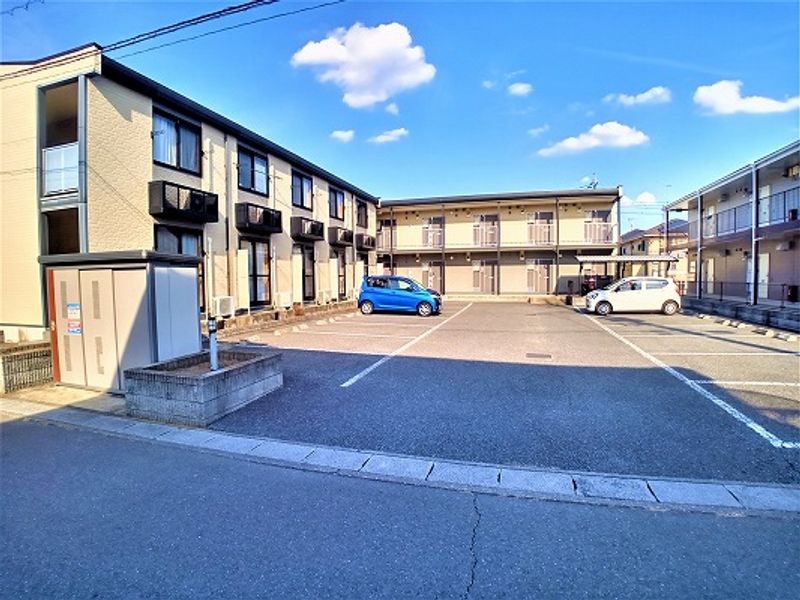 レオパレスみどり 駐車場