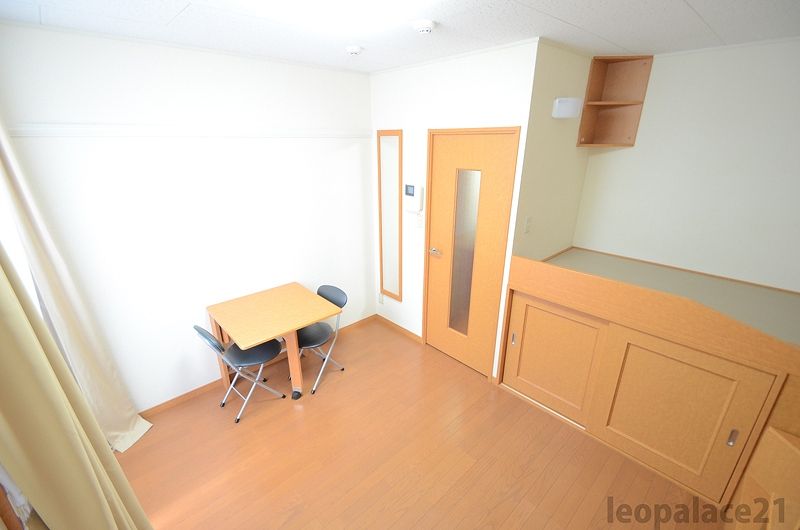 レオパレス佐座ハイツ壱番館 居間