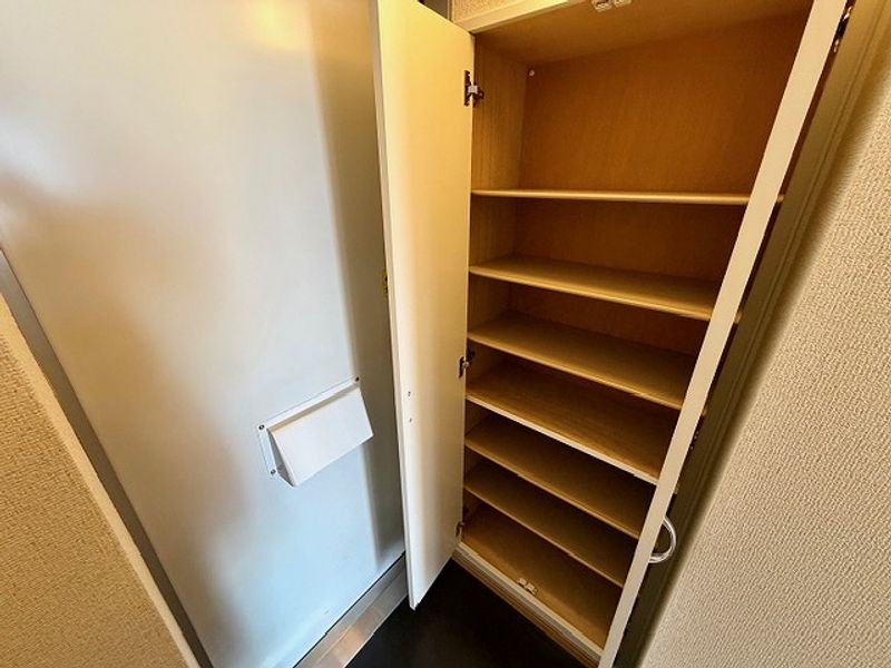 レオパレス虹 玄関
