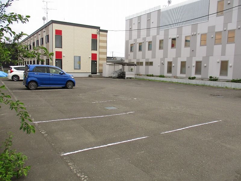 レオパレスヴォワドサンセス 駐車場