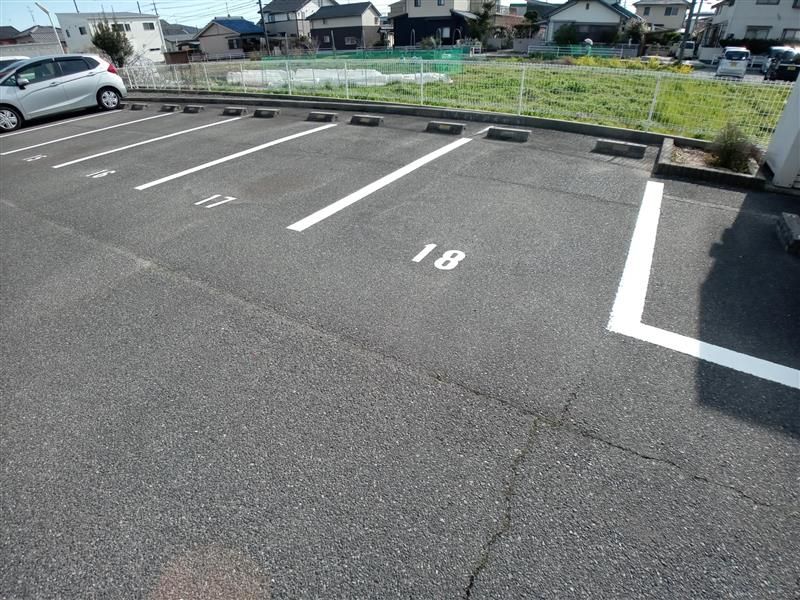 レオパレスリベルタ 駐車場