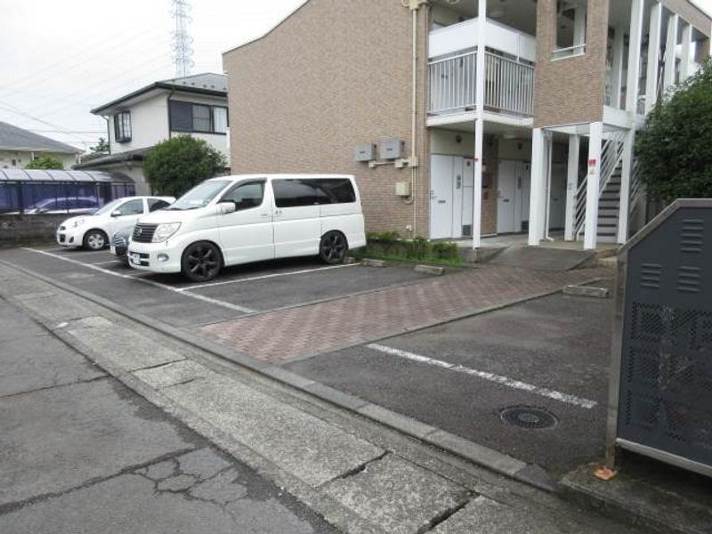 レオパレスしゃら 駐車場