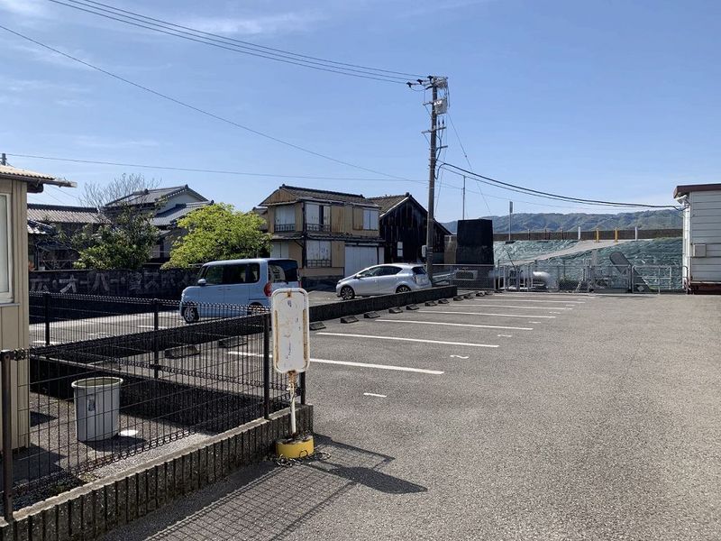 レオパレスウエルカム 駐車場