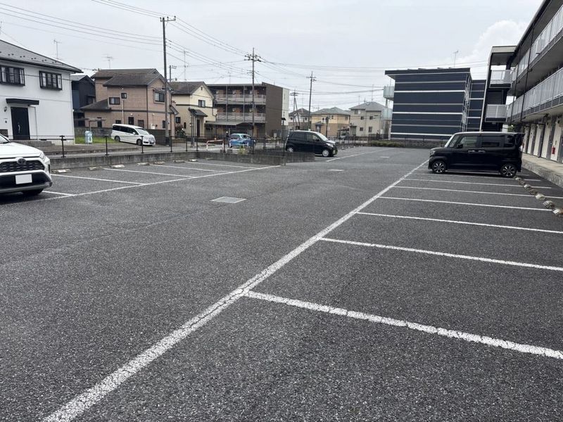 レオパレスシーザリオ 駐車場