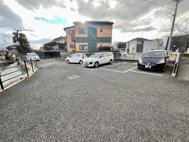 レオパレスフリーデン 駐車場