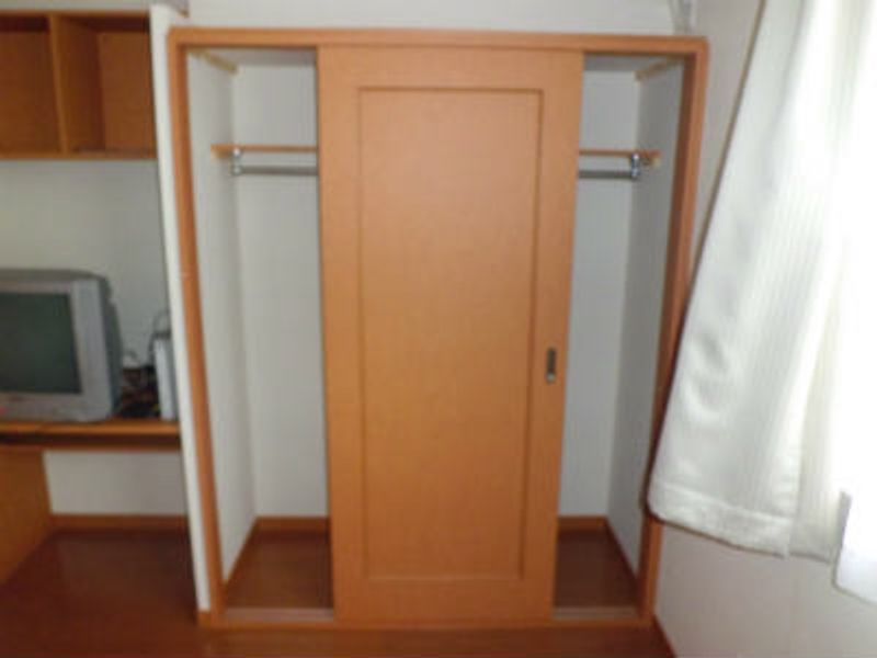 レオパレスかたびら新町 収納