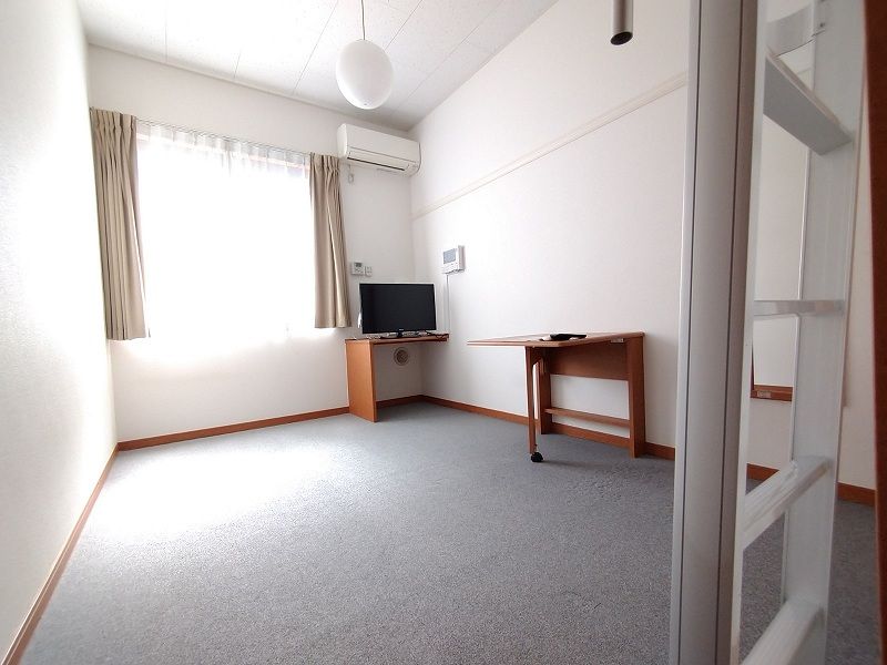 レオパレスエクセル岡本 居間